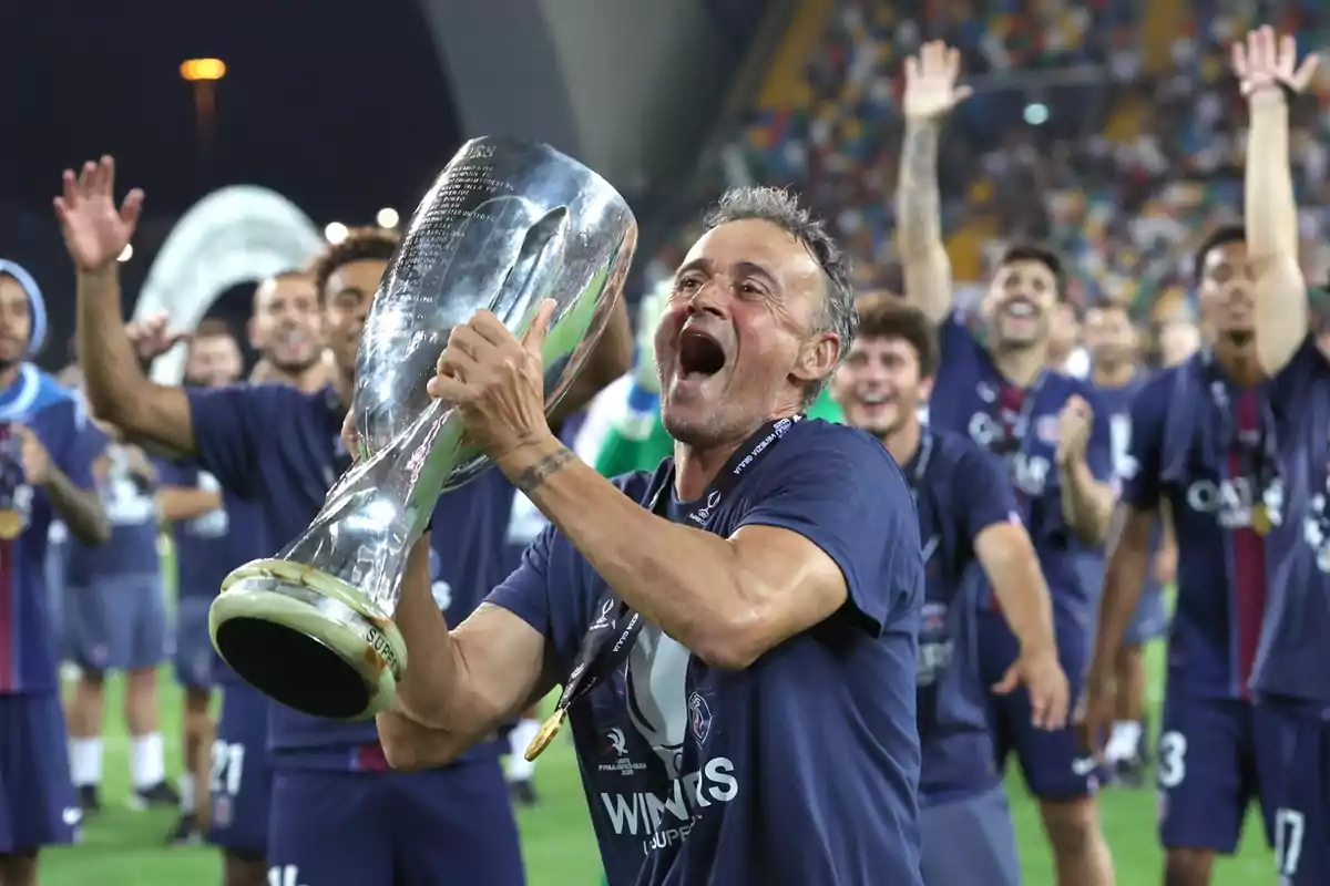 Mientras el Madrid llora por el calendario, Luis Enrique y el PSG ya han jugado dos partidos y han ganado un título sin entrenar Mientras el Madrid llora por el calendario, Luis Enrique y el PSG ya han jugado dos partidos y han ganado un título sin entrenar