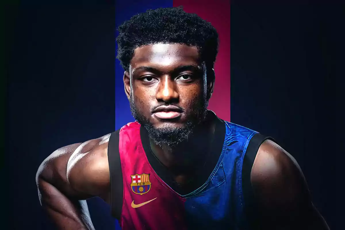 Jugador de baloncesto con uniforme del FC Barcelona en fondo oscuro con los colores azul y grana Jugador de baloncesto con uniforme del FC Barcelona en fondo oscuro con los colores azul y grana