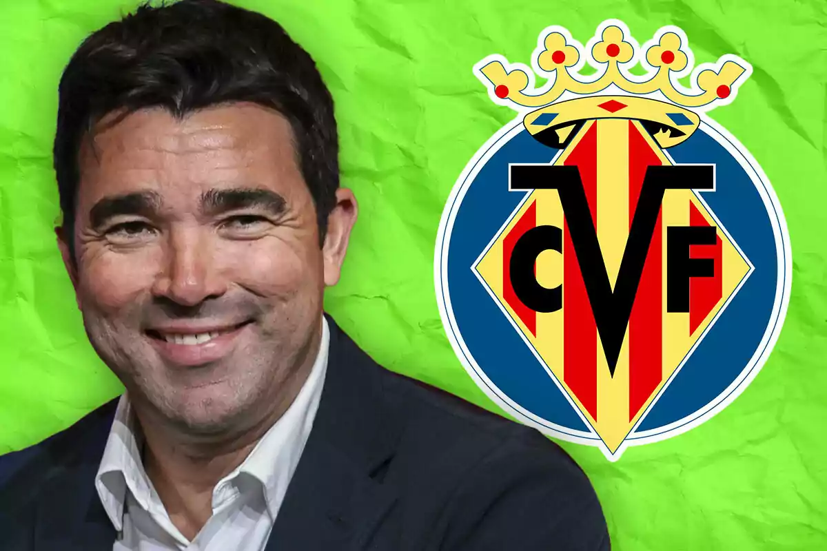Hombre sonriente con traje oscuro y camisa blanca frente al escudo del Villarreal CF sobre un fondo verde