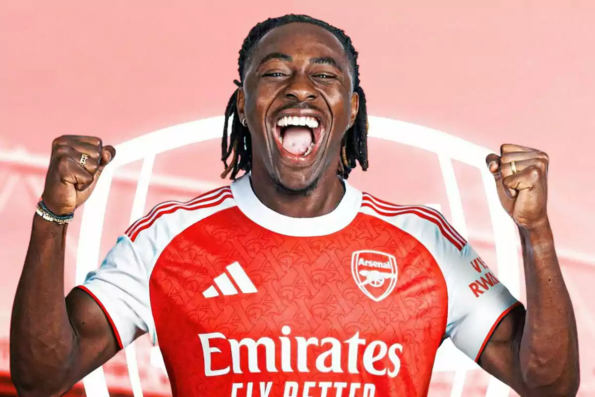 Futbolista con camiseta del Arsenal celebrando con los puños en alto y una gran sonrisa Futbolista con camiseta del Arsenal celebrando con los puños en alto y una gran sonrisa