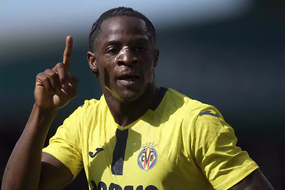 Futbolista del Villarreal con sangre en la nariz levantando un dedo durante un partido Futbolista del Villarreal con sangre en la nariz levantando un dedo durante un partido
