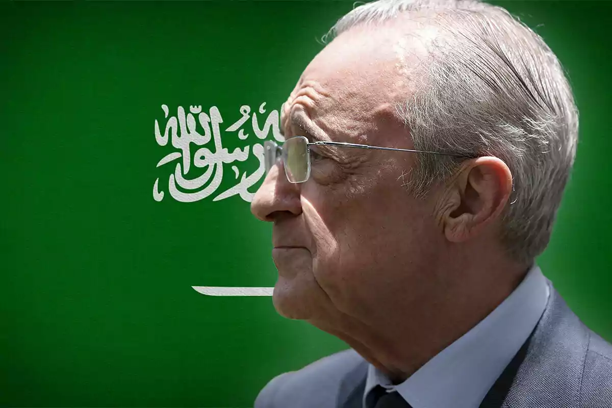 Hombre mayor de perfil con gafas frente a una bandera verde con escritura árabe y una espada blanca