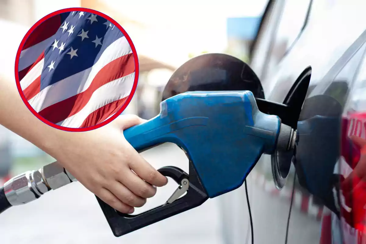 Una mano sostiene una manguera de gasolina azul mientras carga combustible en un automóvil con un círculo que muestra la bandera de Estados Unidos.