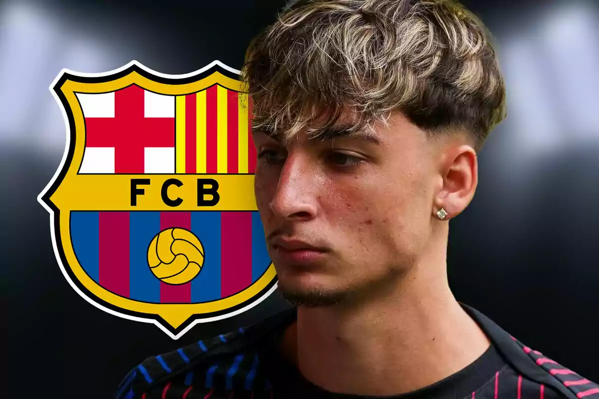 Joven futbolista con camiseta azul y roja frente al escudo del FC Barcelona