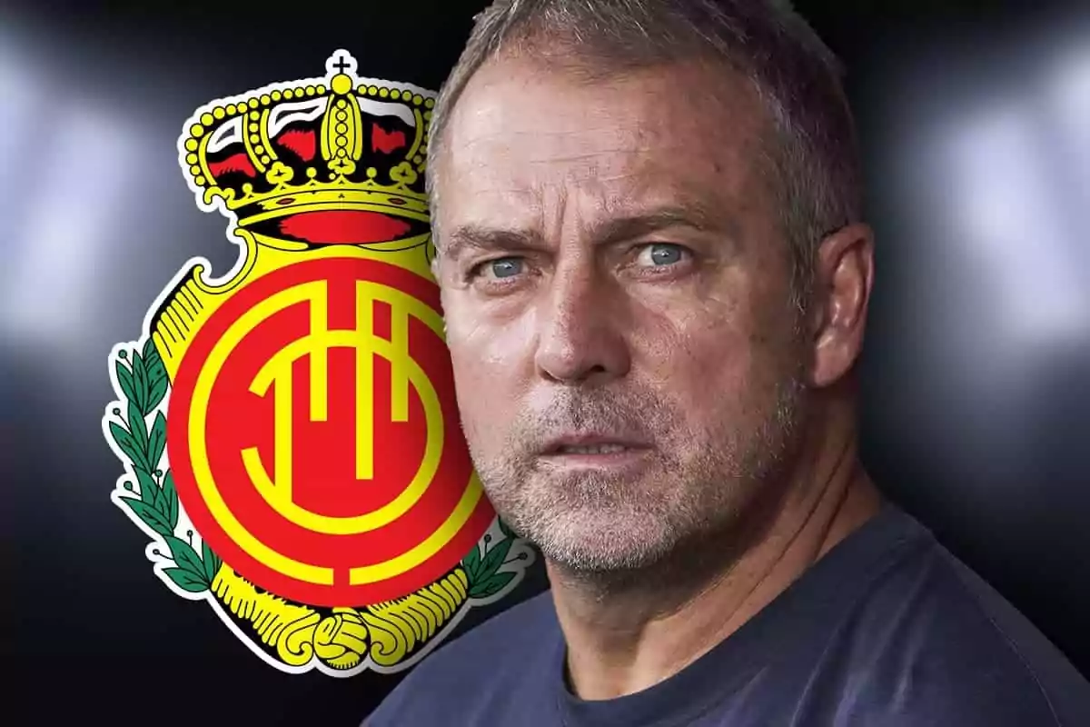 Hombre de cabello corto y canoso frente al escudo del club de fútbol Mallorca