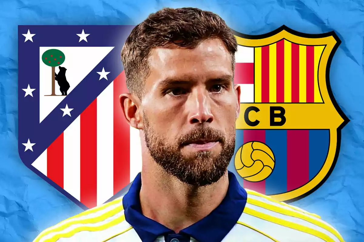 Un futbolista con barba aparece en primer plano con los escudos del Atlético de Madrid y el FC Barcelona de fondo sobre un fondo azul.