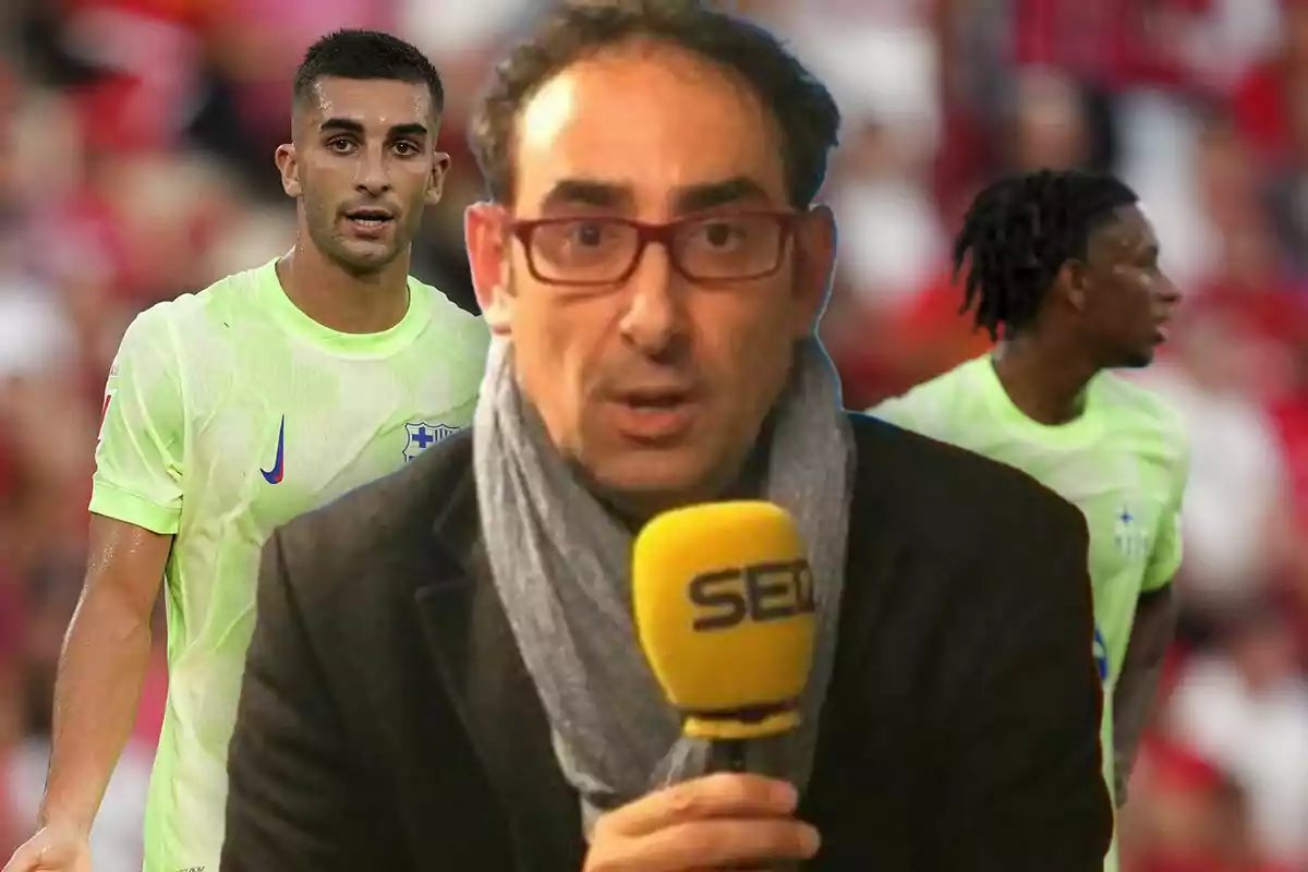 Un periodista con gafas y bufanda sostiene un micrófono amarillo mientras dos futbolistas con uniforme claro aparecen al fondo en un estadio.