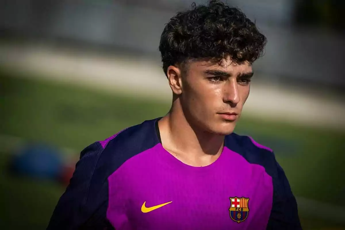 Young player wearing an FC Barcelona training jersey on a sports field Young player wearing an FC Barcelona training jersey on a sports field