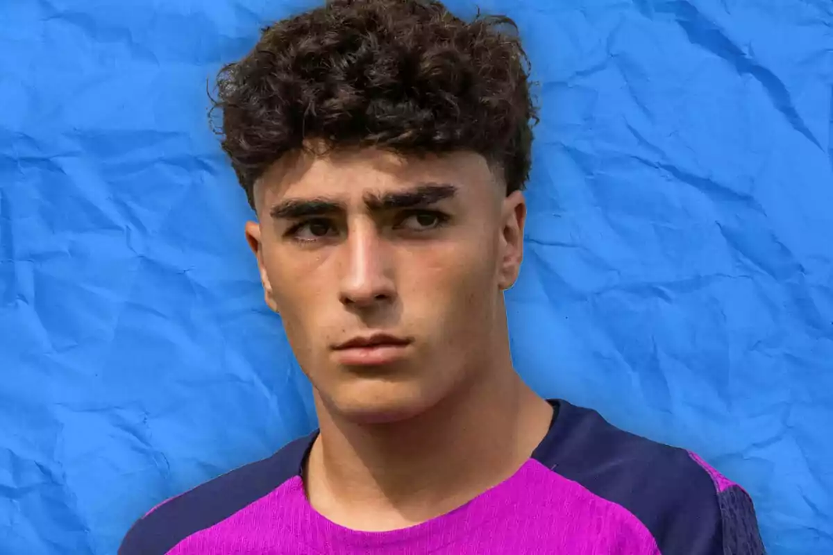 Joven de cabello rizado y corto con camiseta deportiva morada y fondo azul arrugado