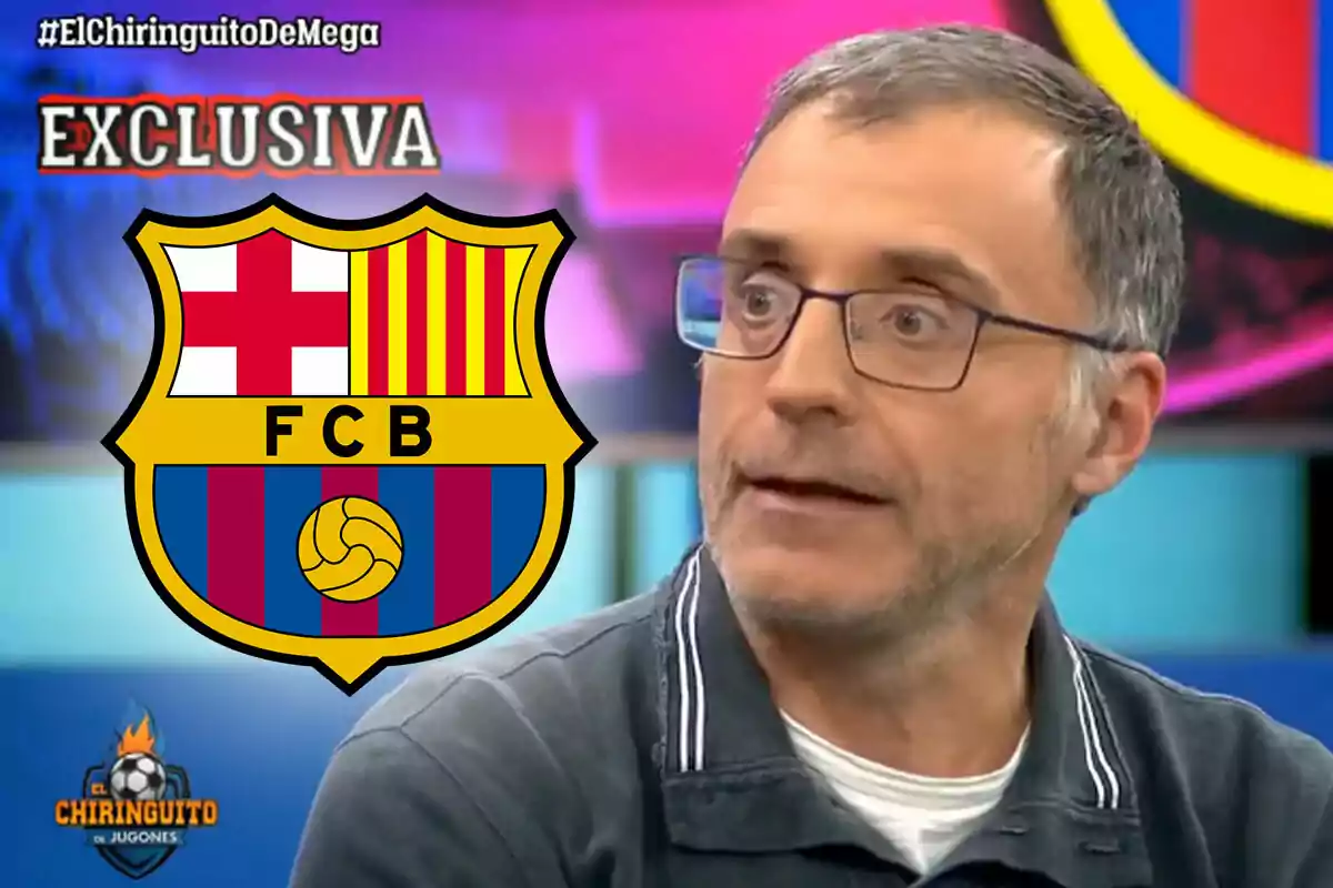 Hombre con gafas en un programa de televisión con el logo del FC Barcelona y el texto exclusiva en el fondo