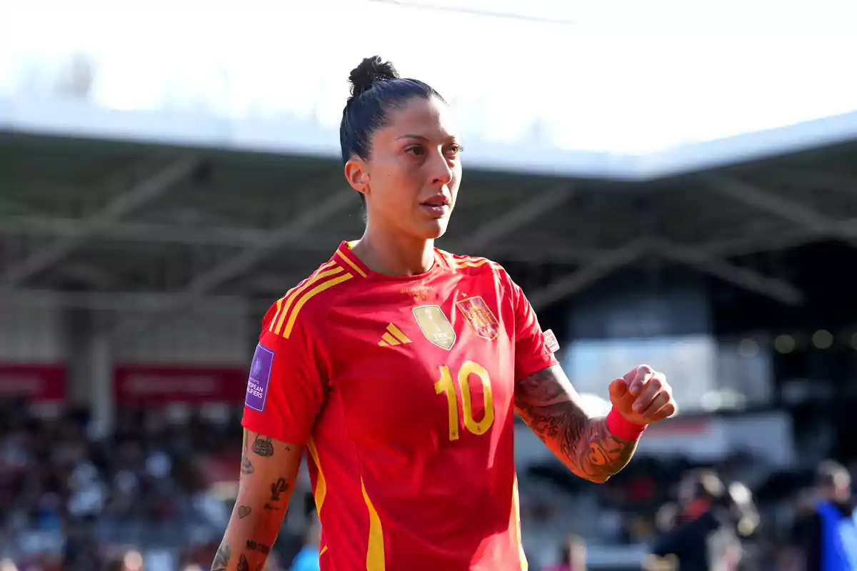 Futbolista con el uniforme rojo de la selección de España número 10 en un estadio durante un partido Futbolista con el uniforme rojo de la selección de España número 10 en un estadio durante un partido