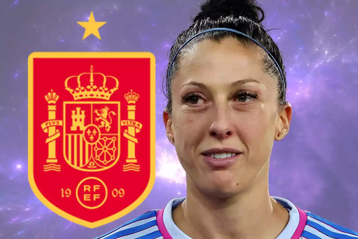 Futbolista con uniforme azul claro frente al escudo de la selección de España sobre un fondo morado.