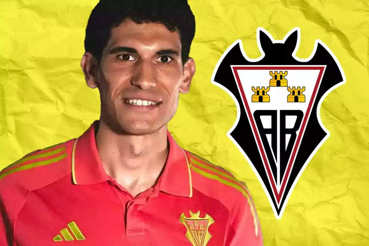 Jugador de fútbol con camiseta roja y escudo del Albacete Balompié sobre fondo amarillo