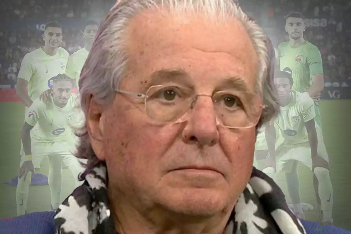 Hombre mayor con gafas y expresión seria en primer plano con jugadores de fútbol al fondo