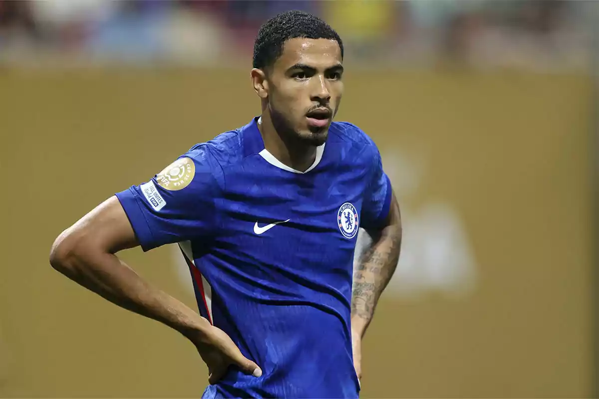 Futbolista con uniforme azul del Chelsea en el campo con las manos en la cintura Futbolista con uniforme azul del Chelsea en el campo con las manos en la cintura
