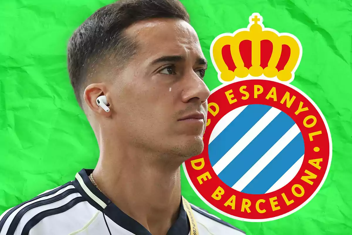 Un futbolista con auriculares y camiseta blanca aparece frente al escudo del RCD Espanyol sobre un fondo verde