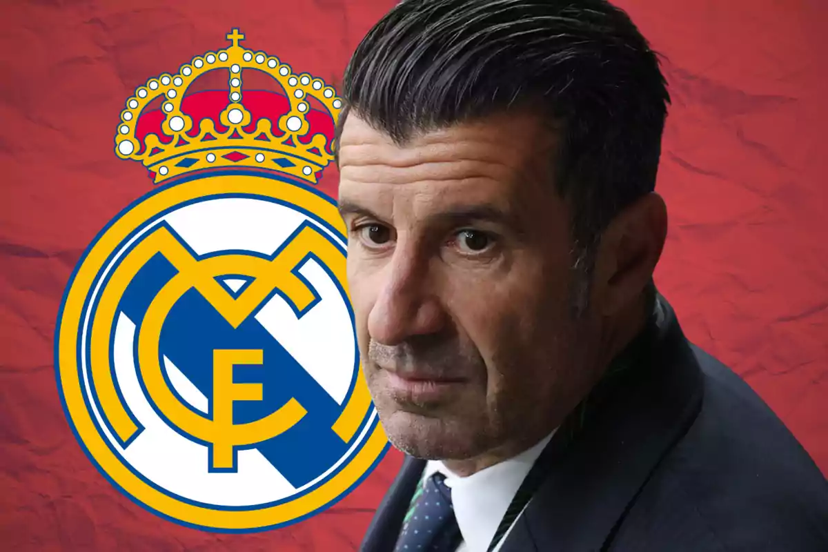 Hombre de cabello oscuro con traje frente al escudo del Real Madrid sobre un fondo rojo