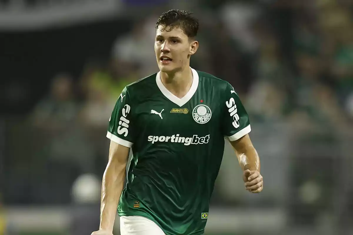 Jugador de fútbol con uniforme verde del Palmeiras durante un partido Jugador de fútbol con uniforme verde del Palmeiras durante un partido