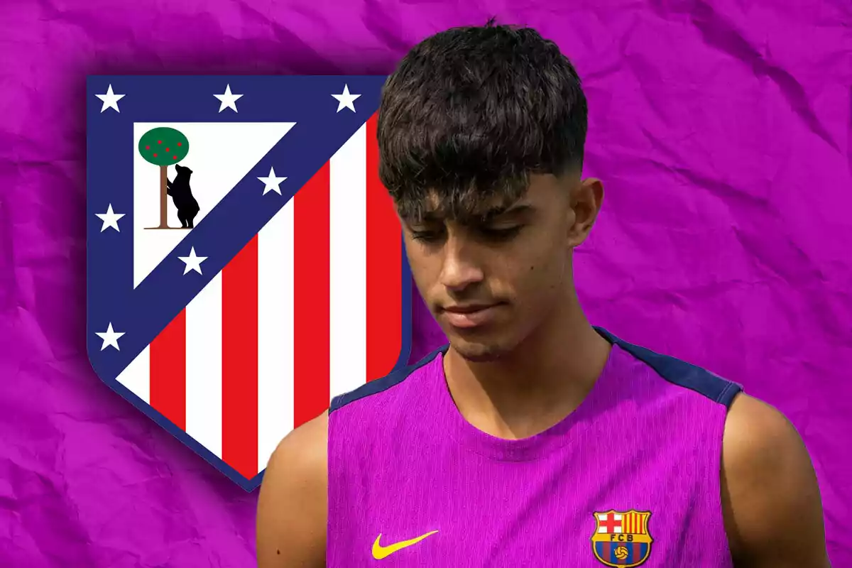 Joven futbolista con camiseta del Barcelona frente al escudo del Atlético de Madrid sobre un fondo morado