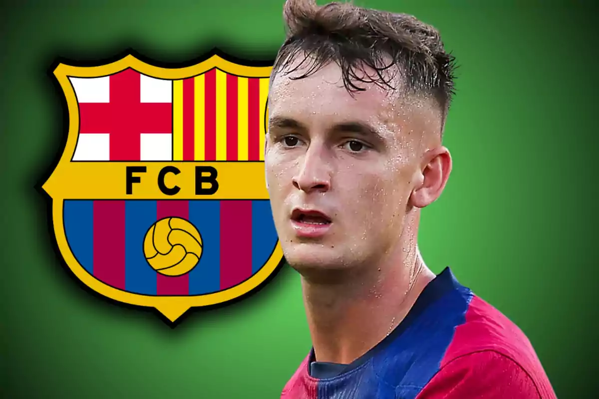 Un futbolista con camiseta azulgrana aparece frente al escudo del FC Barcelona sobre un fondo verde.