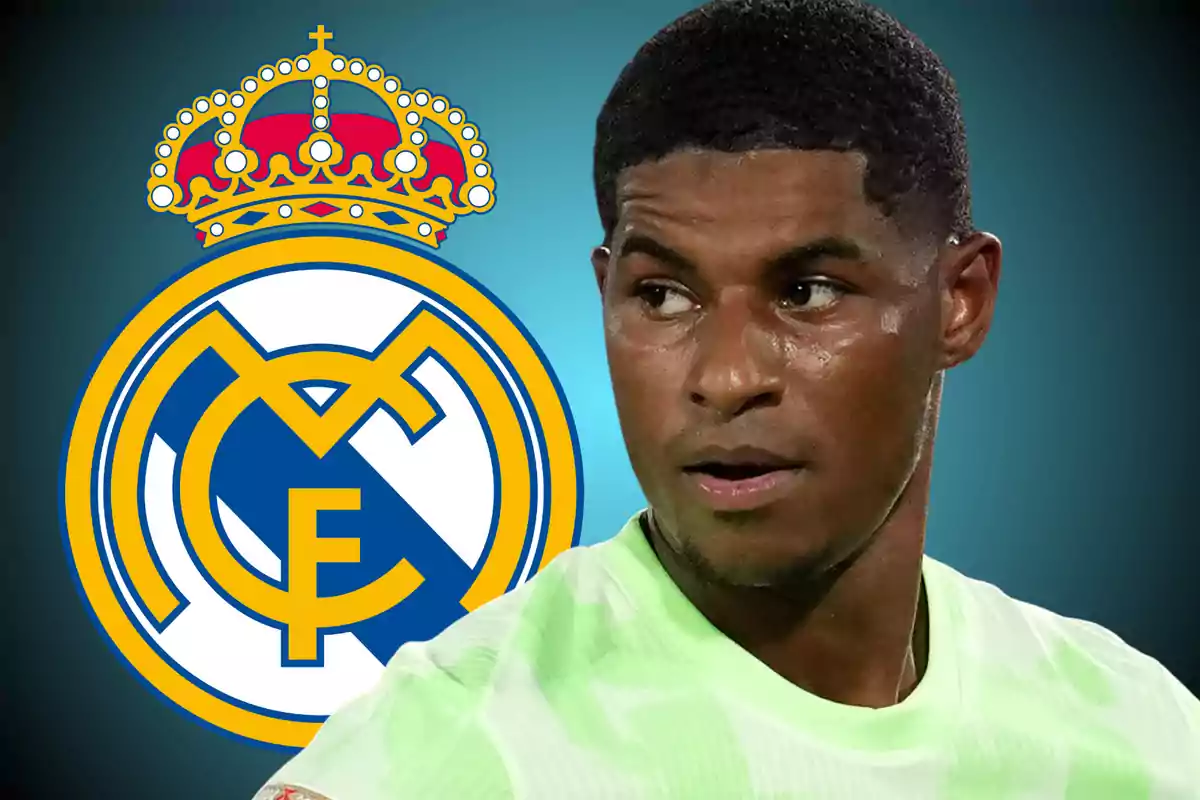 Futbolista con camiseta verde claro frente al escudo del Real Madrid sobre fondo azul