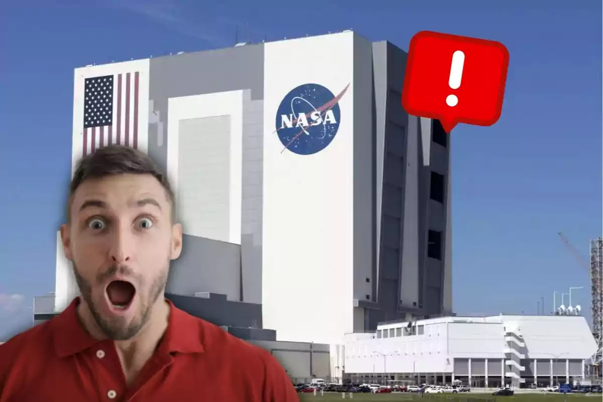 Un hombre con expresión de sorpresa frente a un edificio de la NASA con una bandera de Estados Unidos y un ícono de advertencia rojo en la esquina superior derecha Un hombre con expresión de sorpresa frente a un edificio de la NASA con una bandera de Estados Unidos y un ícono de advertencia rojo en la esquina superior derecha