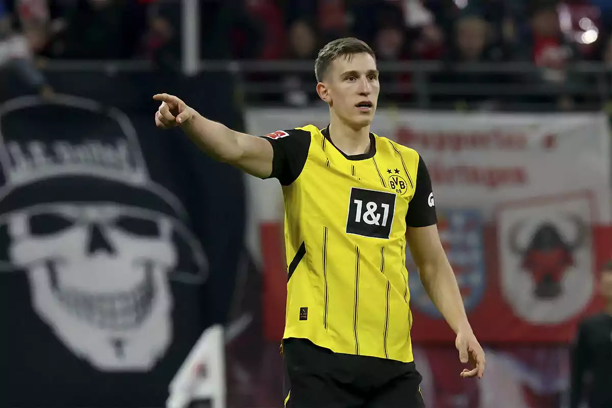 Futbolista del Borussia Dortmund señalando con el brazo extendido durante un partido Futbolista del Borussia Dortmund señalando con el brazo extendido durante un partido