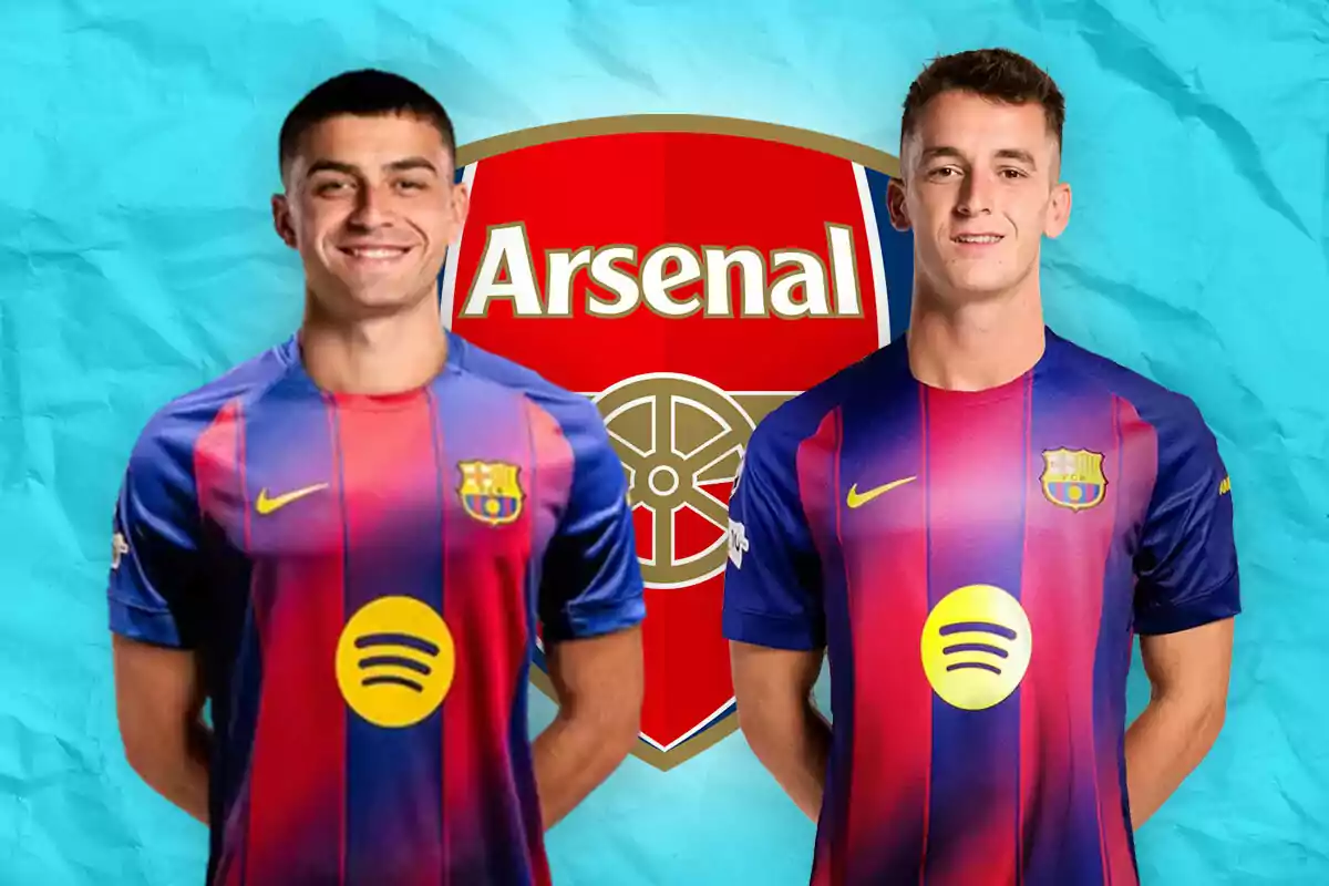 Dos futbolistas con uniforme del Barcelona posan frente al escudo del Arsenal sobre un fondo azul