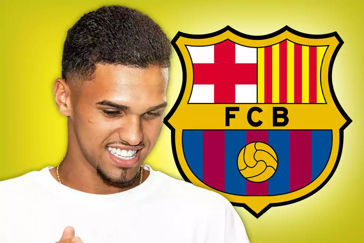 Un hombre sonriente con camiseta blanca aparece junto al escudo del FC Barcelona sobre un fondo amarillo.