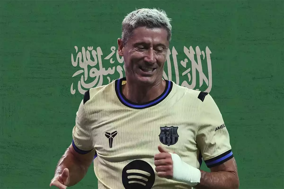 Futbolista con uniforme del Barcelona sonríe frente a una bandera verde con letras árabes