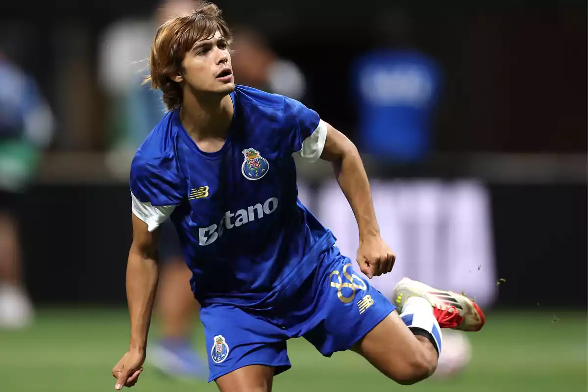 Jugador de fútbol con uniforme azul del FC Porto en acción durante un partido Jugador de fútbol con uniforme azul del FC Porto en acción durante un partido