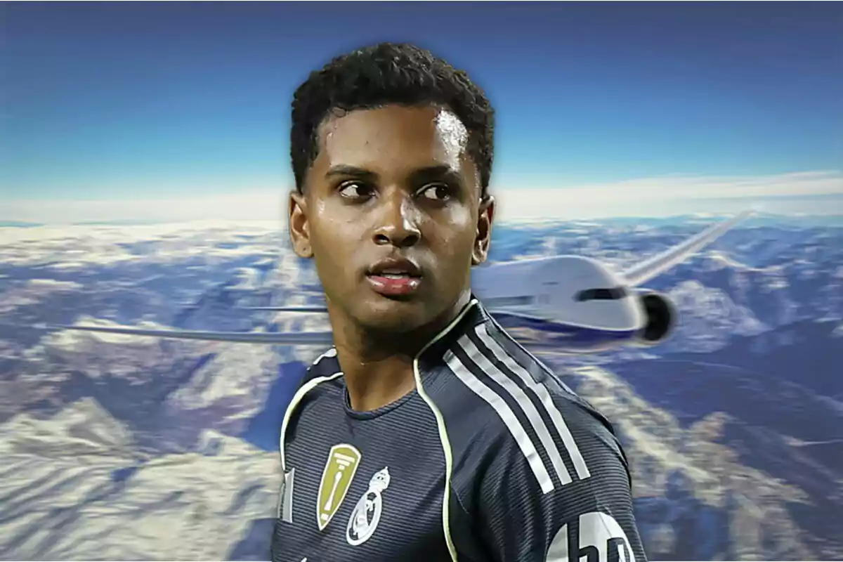 Futbolista con uniforme oscuro del Real Madrid en primer plano con un avión volando sobre montañas nevadas al fondo