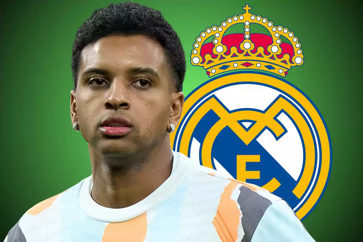 Futbolista con camiseta de entrenamiento frente al escudo del Real Madrid sobre fondo verde
