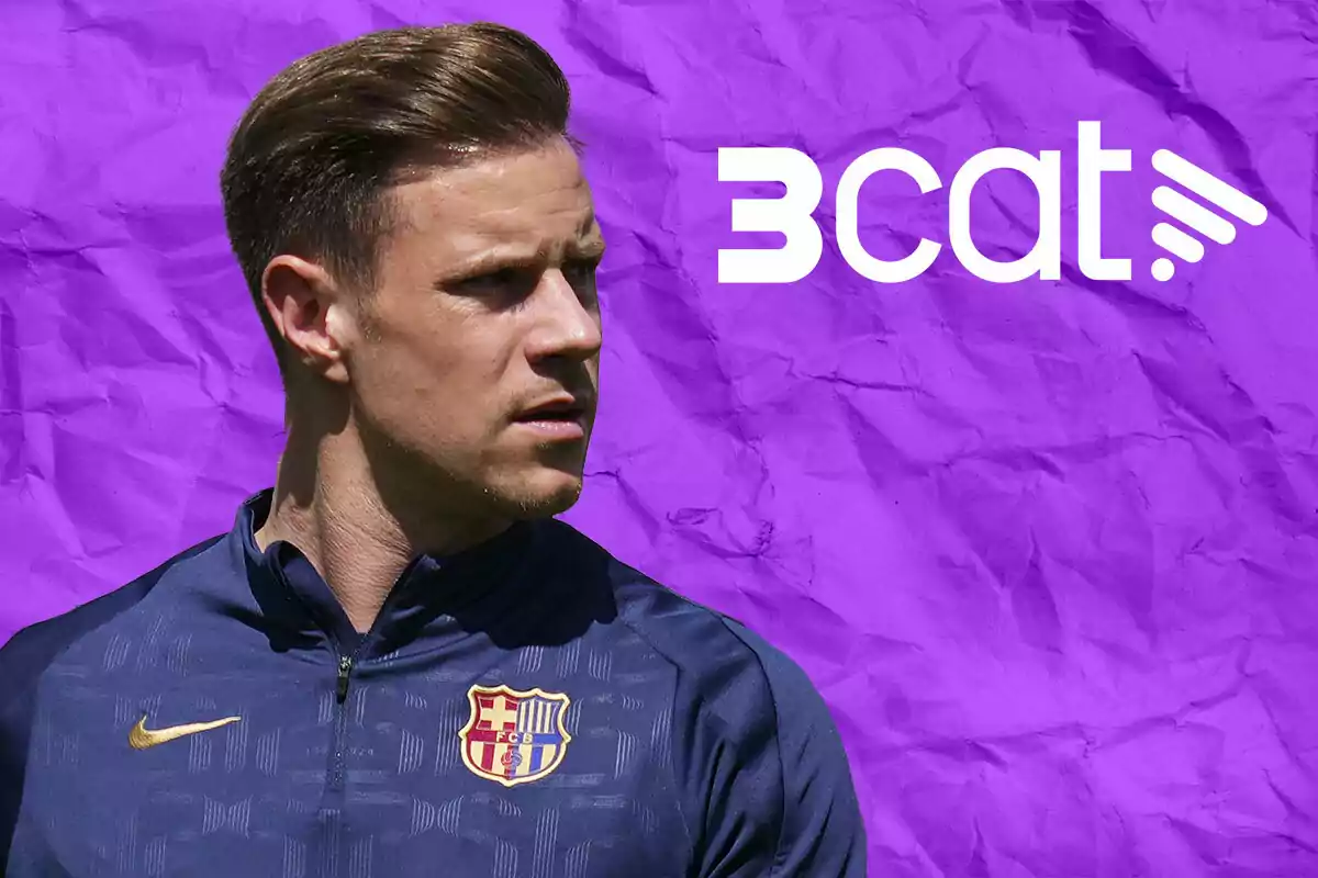 Hombre con chaqueta del FC Barcelona sobre fondo morado con el logo de 3cat