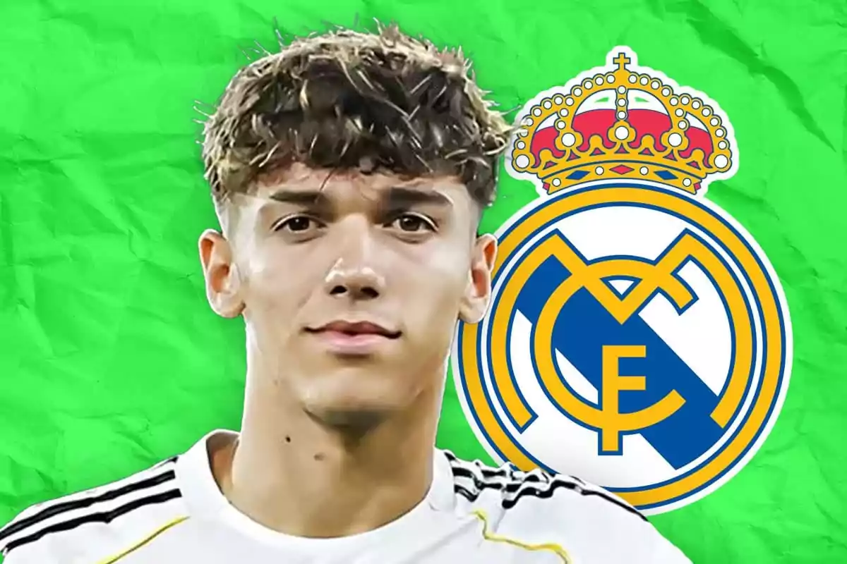 Joven futbolista con camiseta blanca frente al escudo del Real Madrid sobre un fondo verde