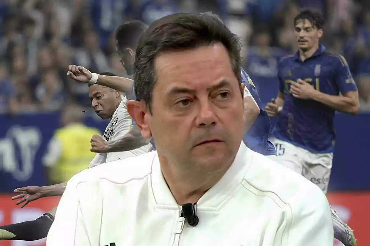 Un hombre con expresión seria en primer plano y al fondo una escena de un partido de fútbol con jugadores en acción