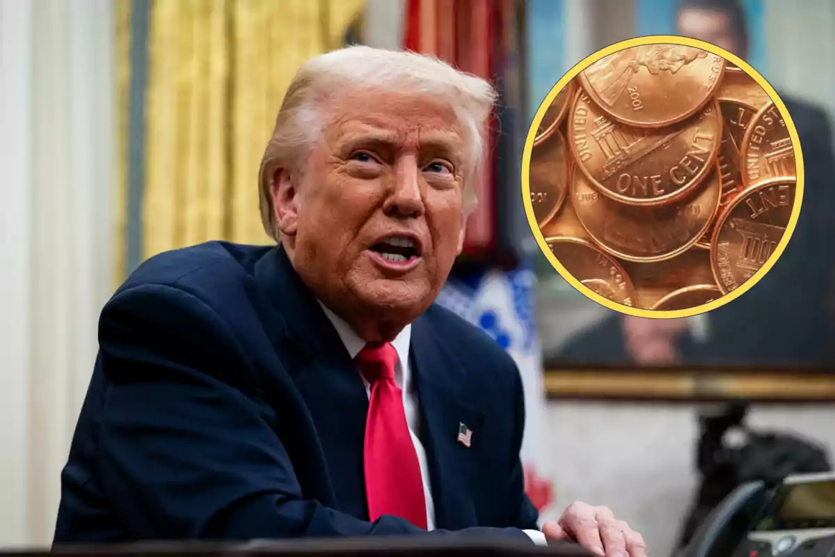 Hombre de cabello rubio con traje oscuro y corbata roja sentado en una oficina con un círculo que muestra varias monedas de un centavo superpuesto en la imagen.