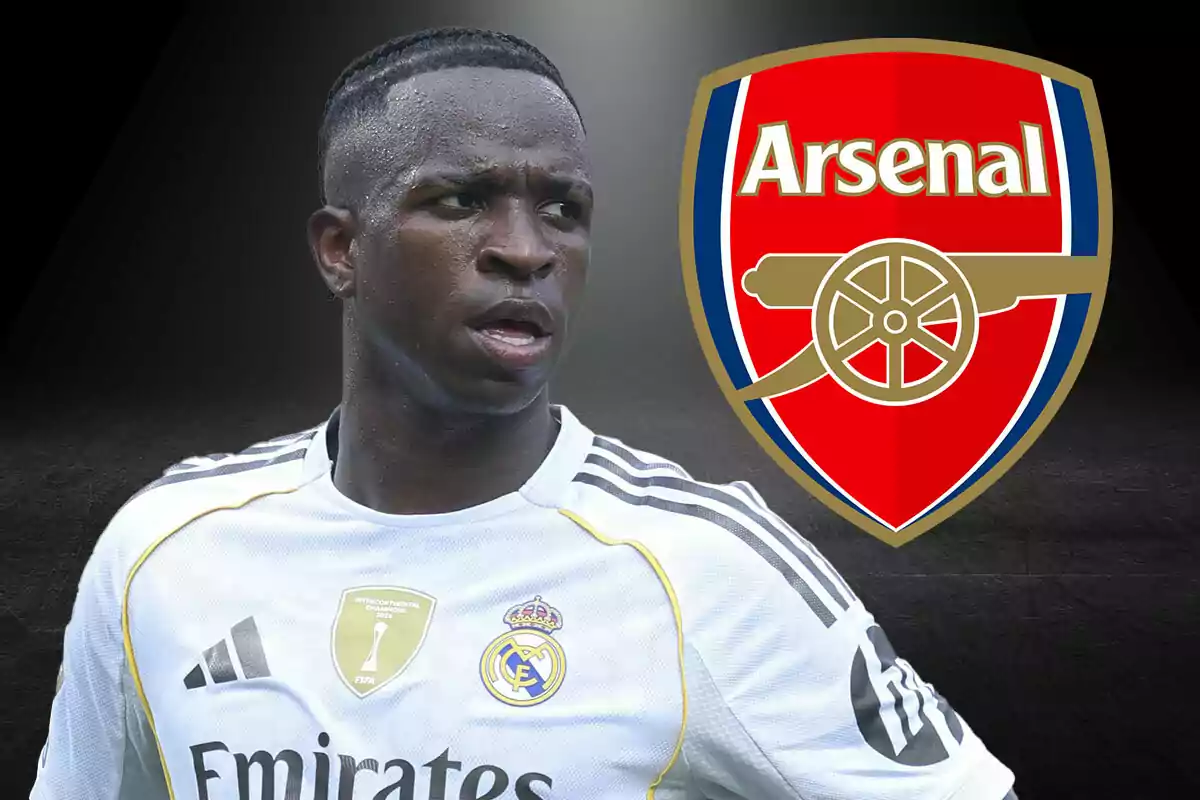 Futbolista del Real Madrid con el escudo del Arsenal al fondo