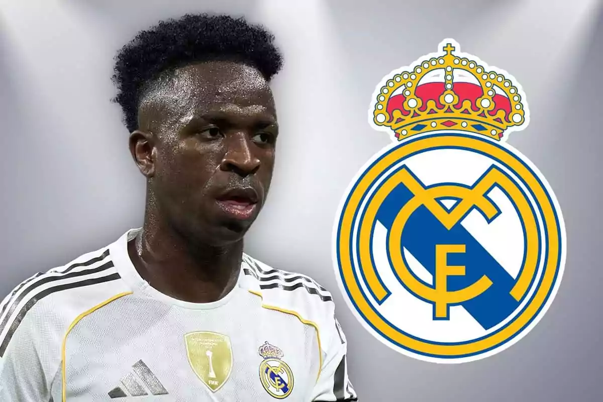 Futbolista con el uniforme blanco del Real Madrid junto al escudo del club