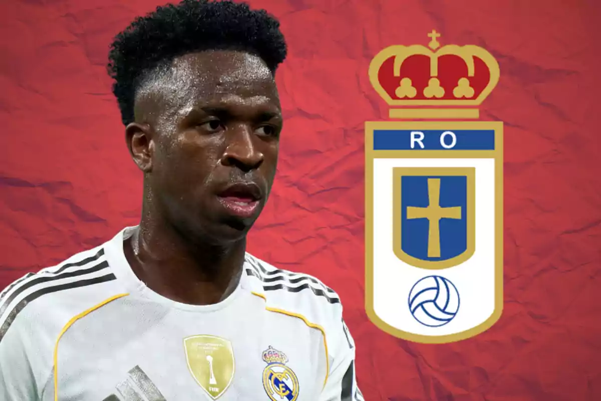 Futbolista con camiseta blanca junto al escudo del Real Oviedo sobre un fondo rojo