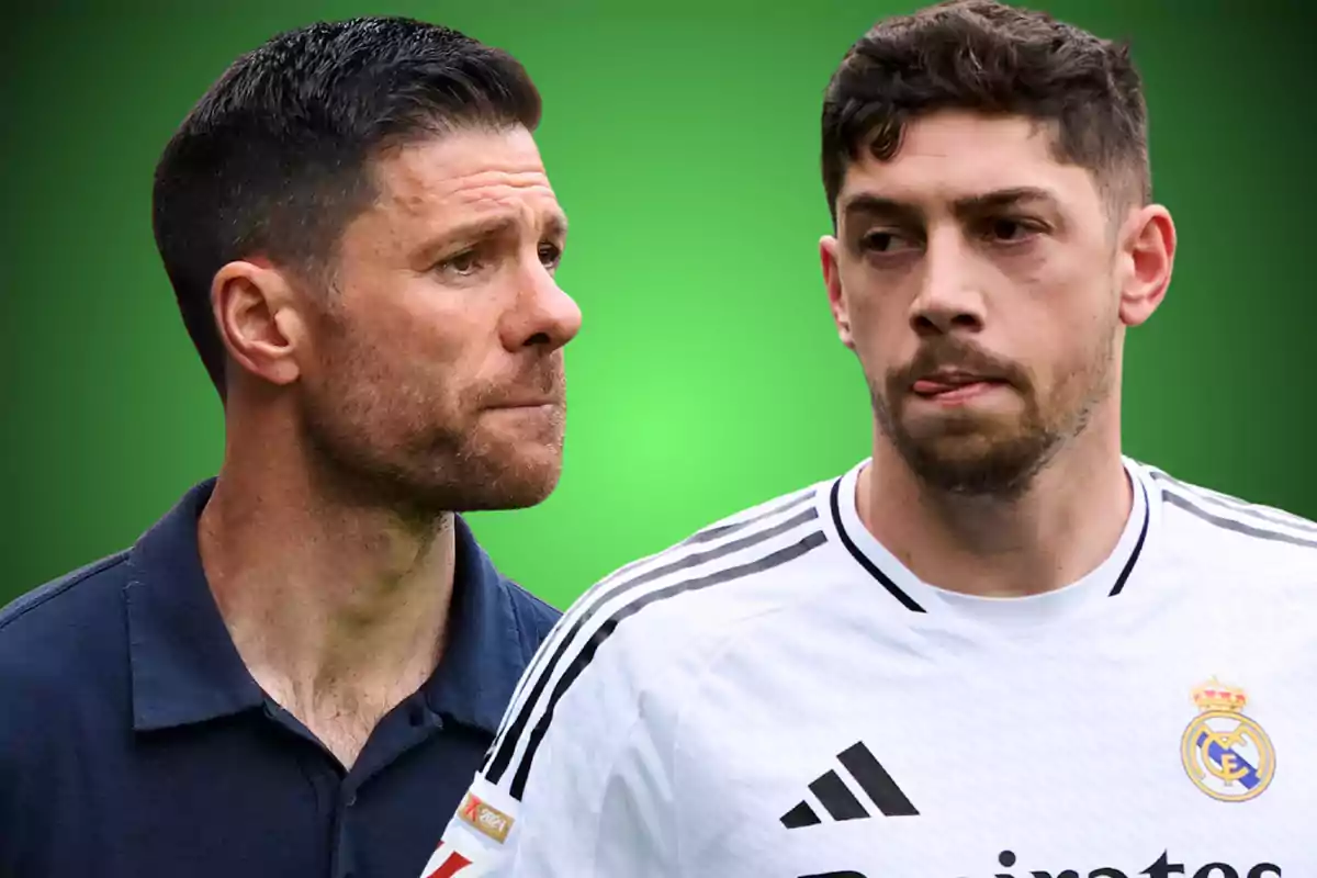 Dos hombres aparecen en primer plano sobre un fondo verde, uno lleva una camiseta azul y el otro una camiseta blanca de fútbol del Real Madrid.