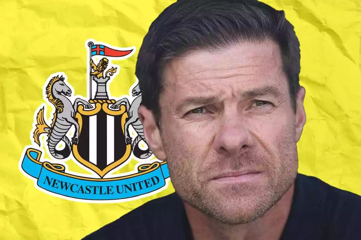 Hombre de cabello corto con expresión seria frente al escudo del Newcastle United sobre un fondo amarillo