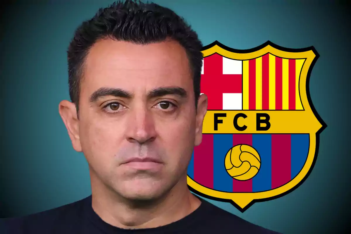 Hombre de cabello corto y expresión seria frente al escudo del FC Barcelona