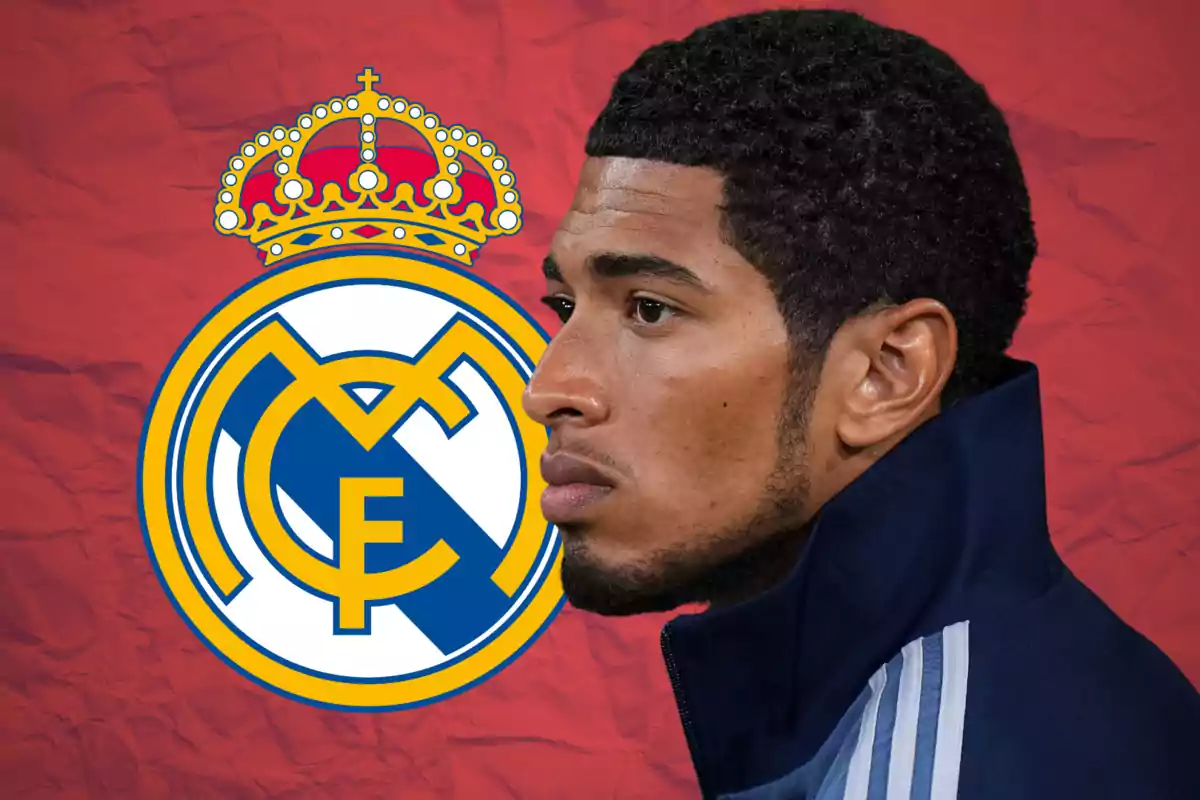 Futbolista con chaqueta azul frente al escudo del Real Madrid sobre fondo rojo