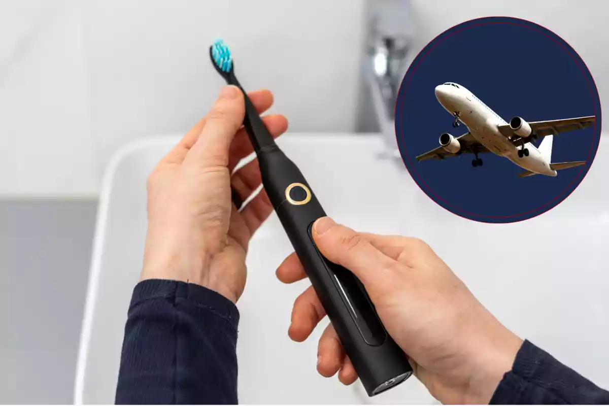 Persona sosteniendo un cepillo de dientes eléctrico con la imagen de un avión en un círculo en la esquina superior derecha Persona sosteniendo un cepillo de dientes eléctrico con la imagen de un avión en un círculo en la esquina superior derecha