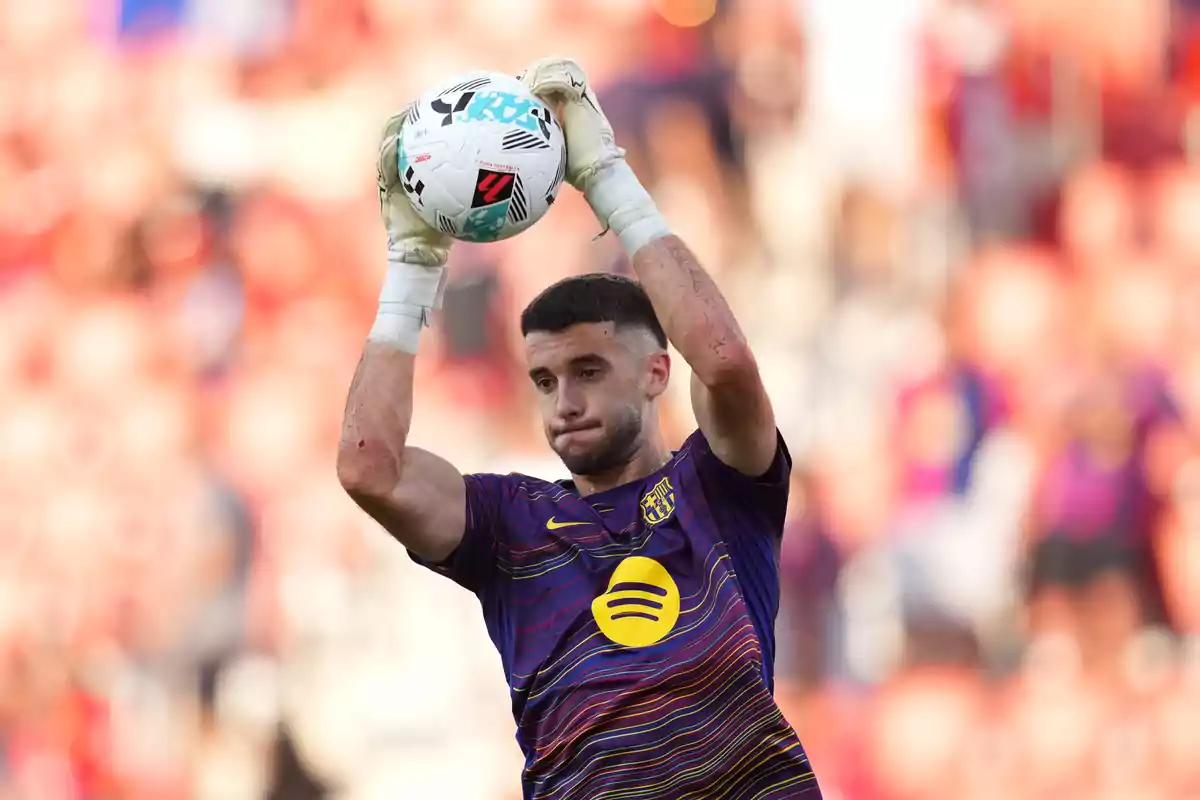 Portero del Barcelona levantando un balón con ambas manos durante un partido Portero del Barcelona levantando un balón con ambas manos durante un partido