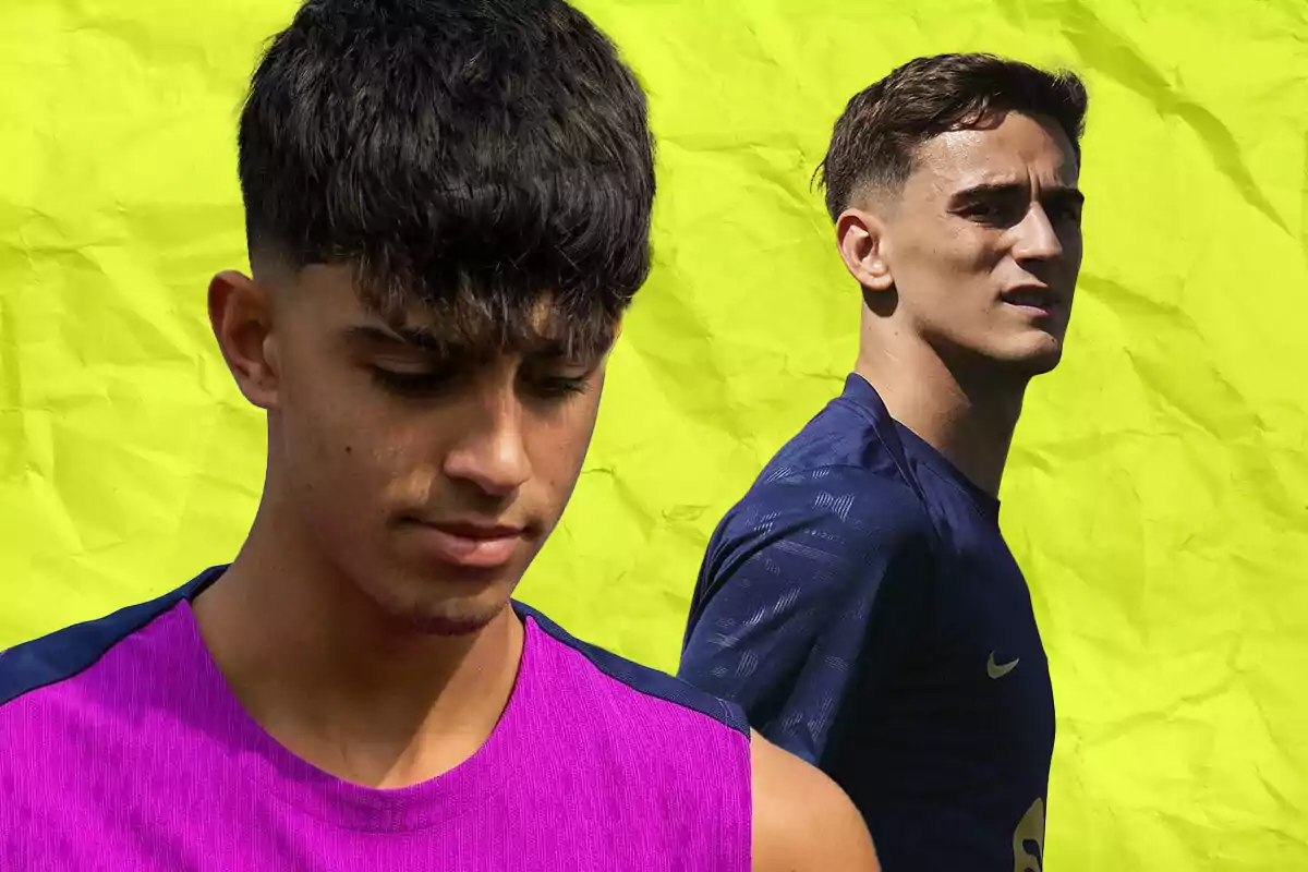 Dos jóvenes con camisetas deportivas posan sobre un fondo amarillo arrugado uno mirando hacia abajo y el otro hacia el frente