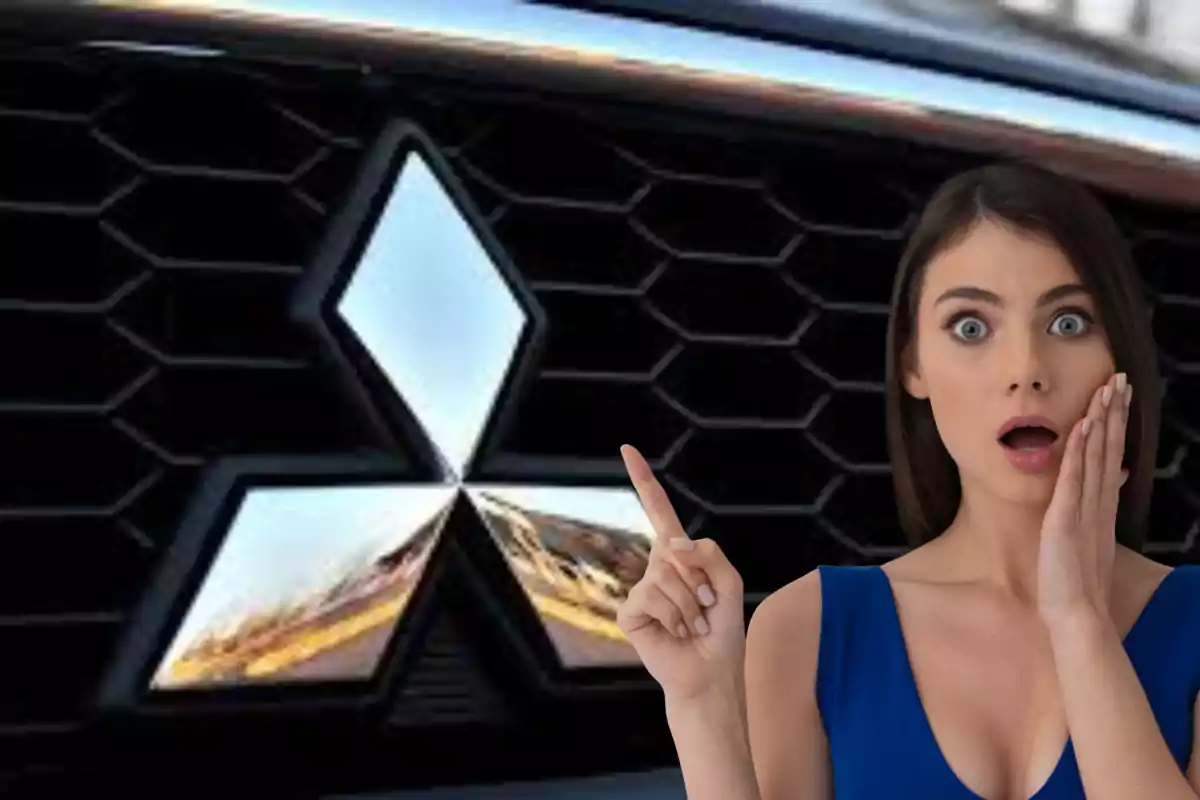 Mujer sorprendida señalando el logotipo de un automóvil Mitsubishi