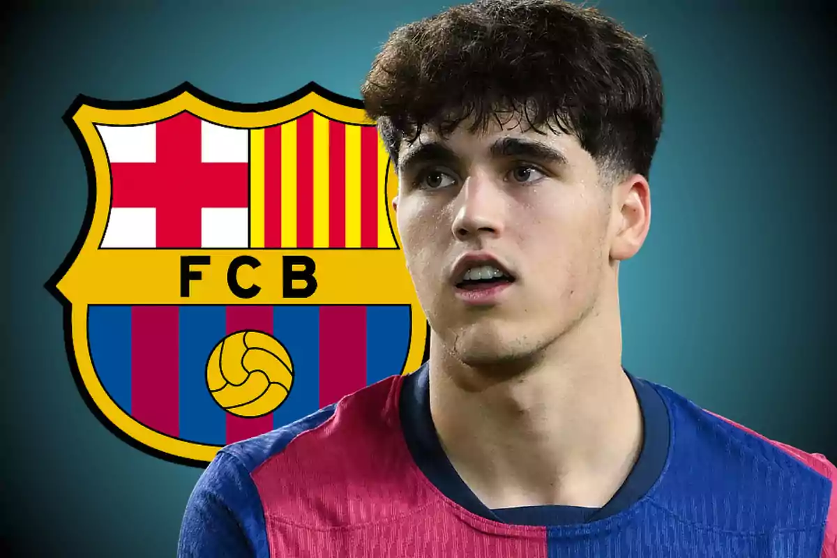 Joven futbolista con camiseta azulgrana frente al escudo del FC Barcelona