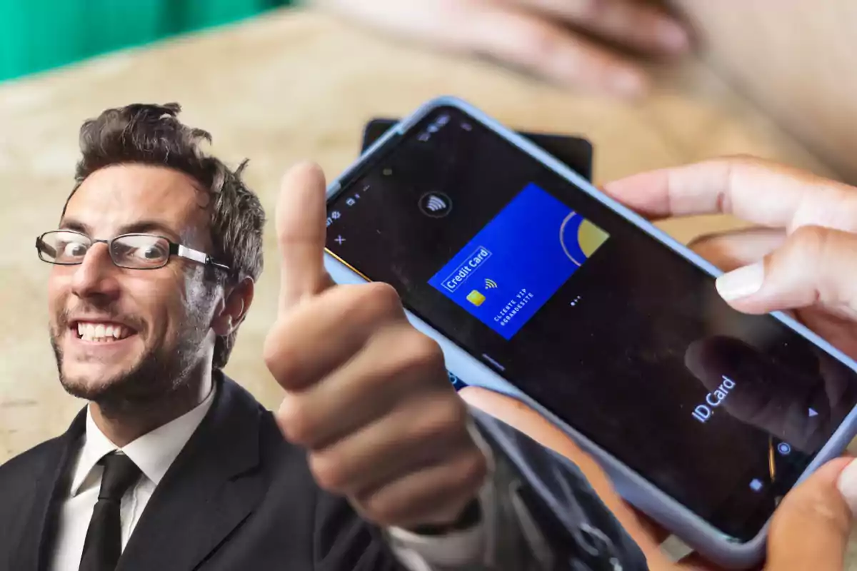 Hombre sonriente con gafas y traje haciendo señal de aprobación con el pulgar mientras una persona sostiene un teléfono móvil mostrando una tarjeta de crédito digital Hombre sonriente con gafas y traje haciendo señal de aprobación con el pulgar mientras una persona sostiene un teléfono móvil mostrando una tarjeta de crédito digital